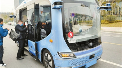 奮進新征程 建功新時代丨自動駕駛汽車有多聰明？看見垃