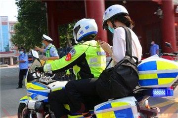 暖心！高考首日上午27名考生受到鄭州交警幫助